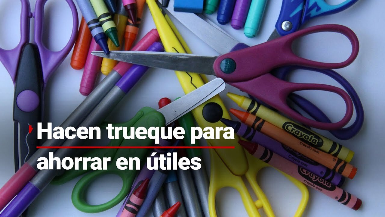 Padres de familia hacen trueque de útiles escolares para economizar sus gatos en el regreso a clases