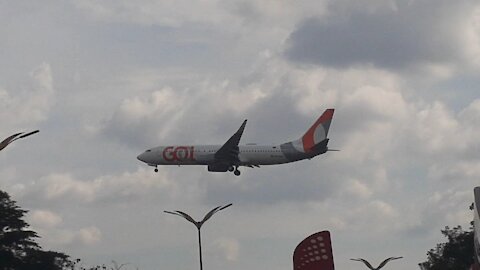 Boeing 737-800 PR-GGU na aproximação final antes de pousar em Manaus vindo de Belém do Pará