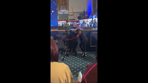 You know it’s good when the camera lady is feeling it praise break 💃🏽