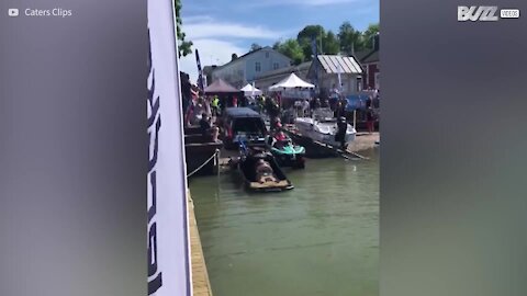 Corre in moto sull'acqua