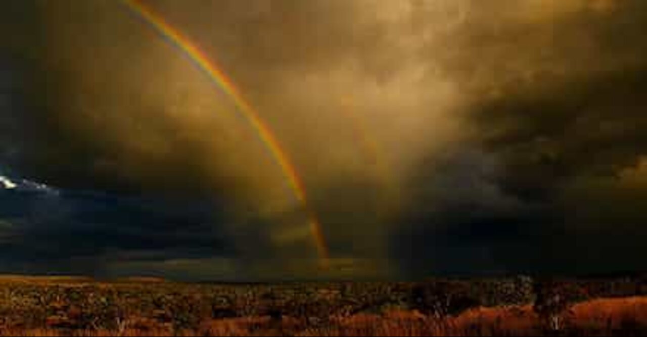 Incroyable double arc-en-ciel au cœur d'une tempête en Australie