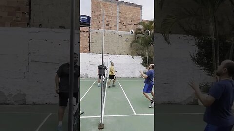 Tirando da defesa, no futetênis! #futebol #futevôlei #futmesa