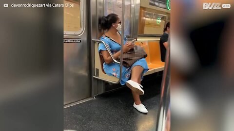 Cet artiste dessine le portrait des passagers dans le métro