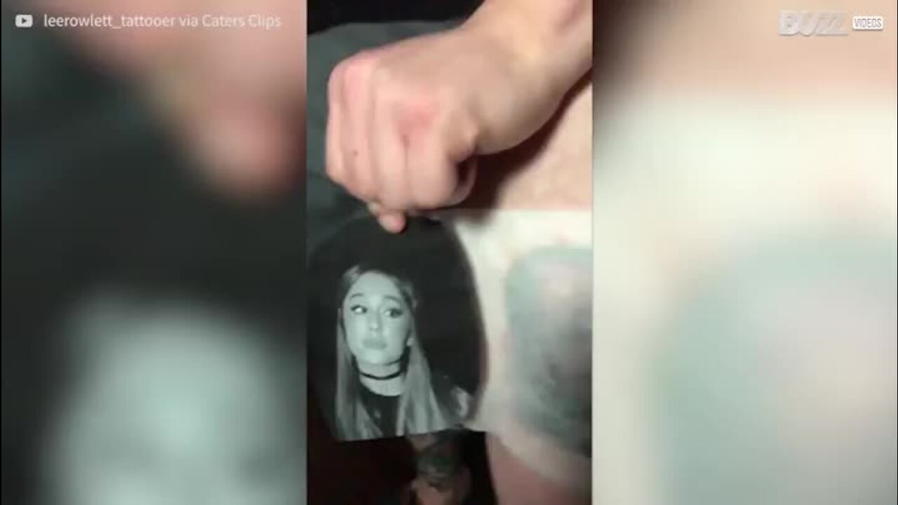 Un tatoueur crée le terrible portrait d'Ariana Grande