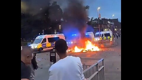 BREAKING: All heII is breaking loose in Leeds after British police are forced to retreat!