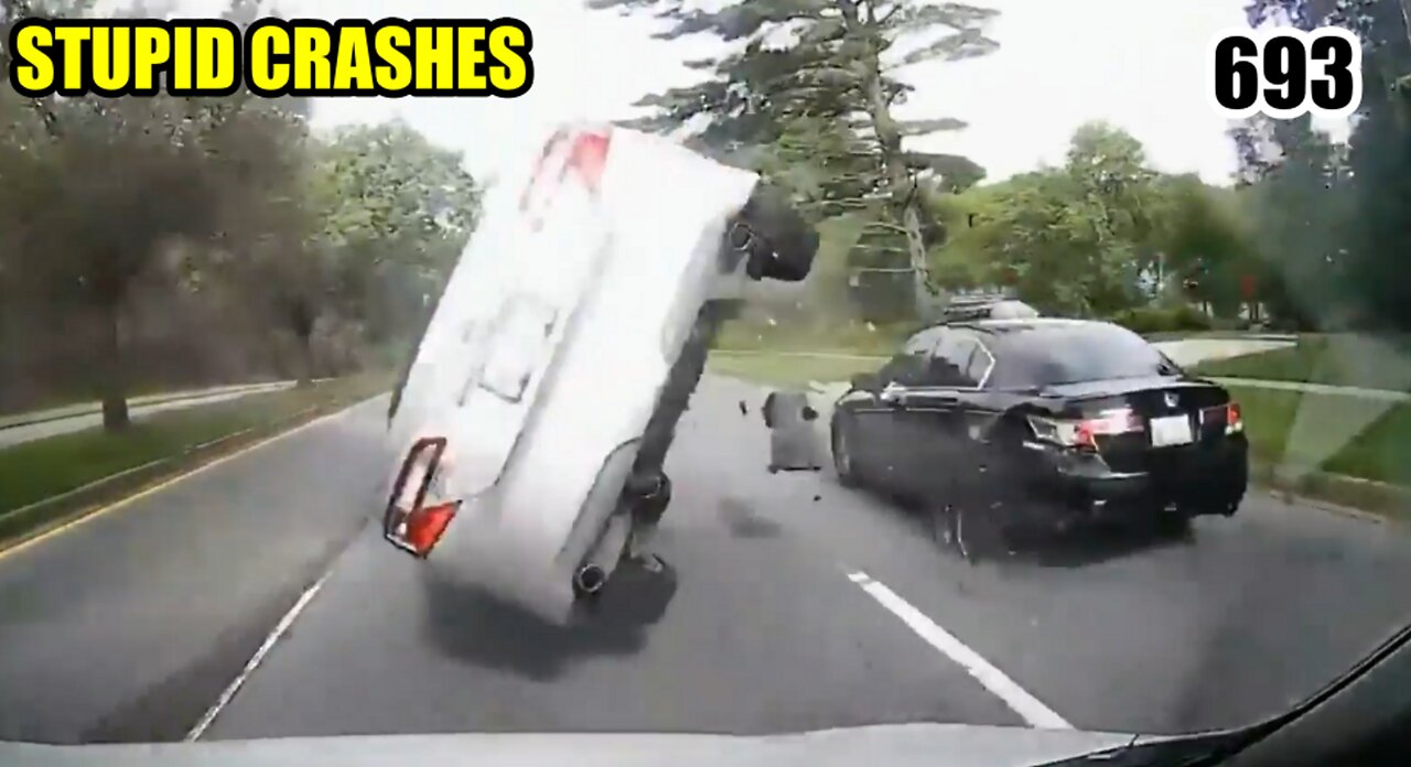 Stupid driving mistakes 693 (April 2022 English subtitles)