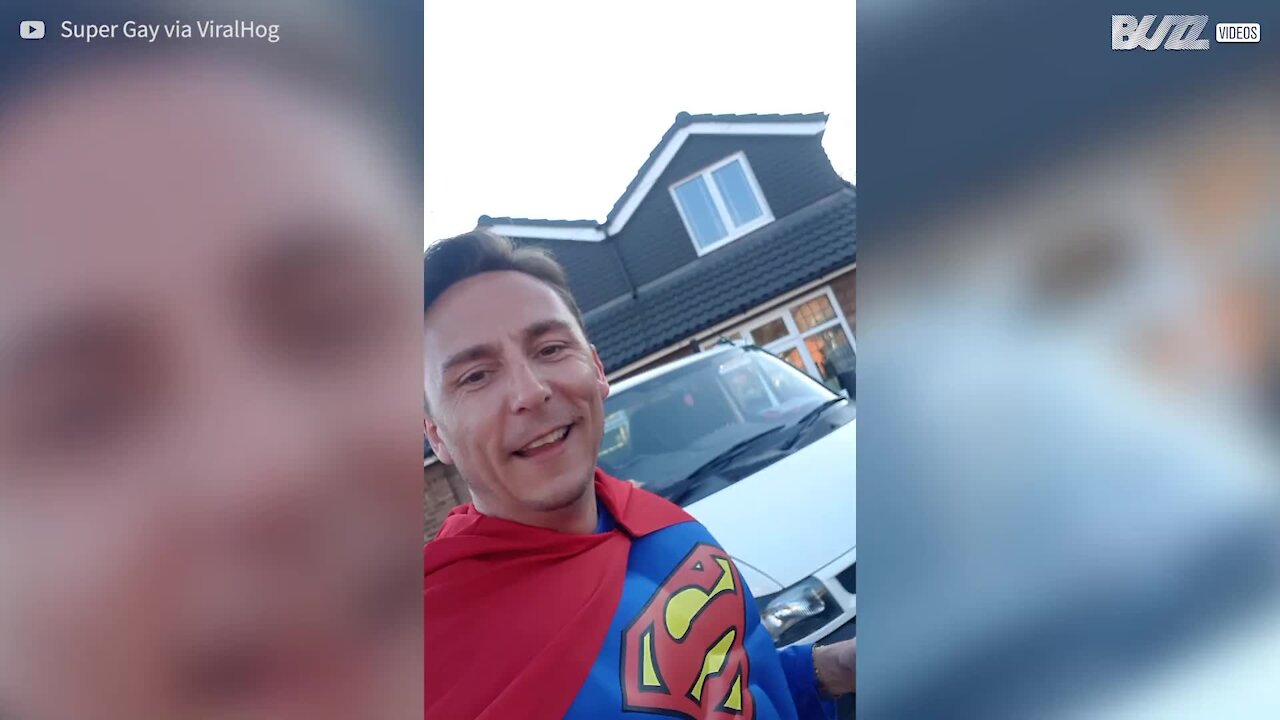 Déguisé en Super-Man, il dépanne sa mère en vin