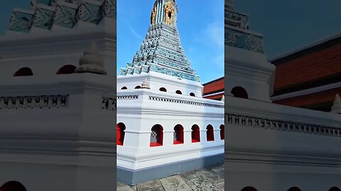 The Magical Grand Palace Bangkok Thailand #travelblogger #lifestyleblogger #bangkok #carloselysee