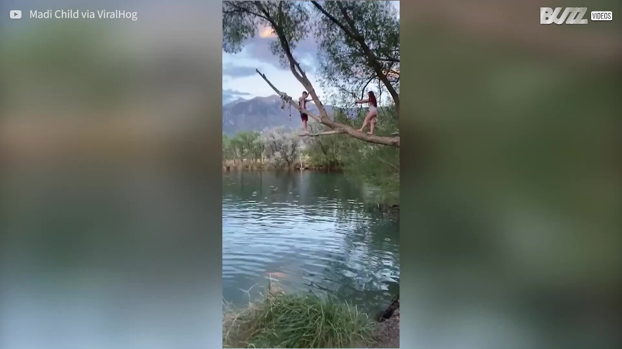 Jovem imita Tarzan e cai de chapa na água