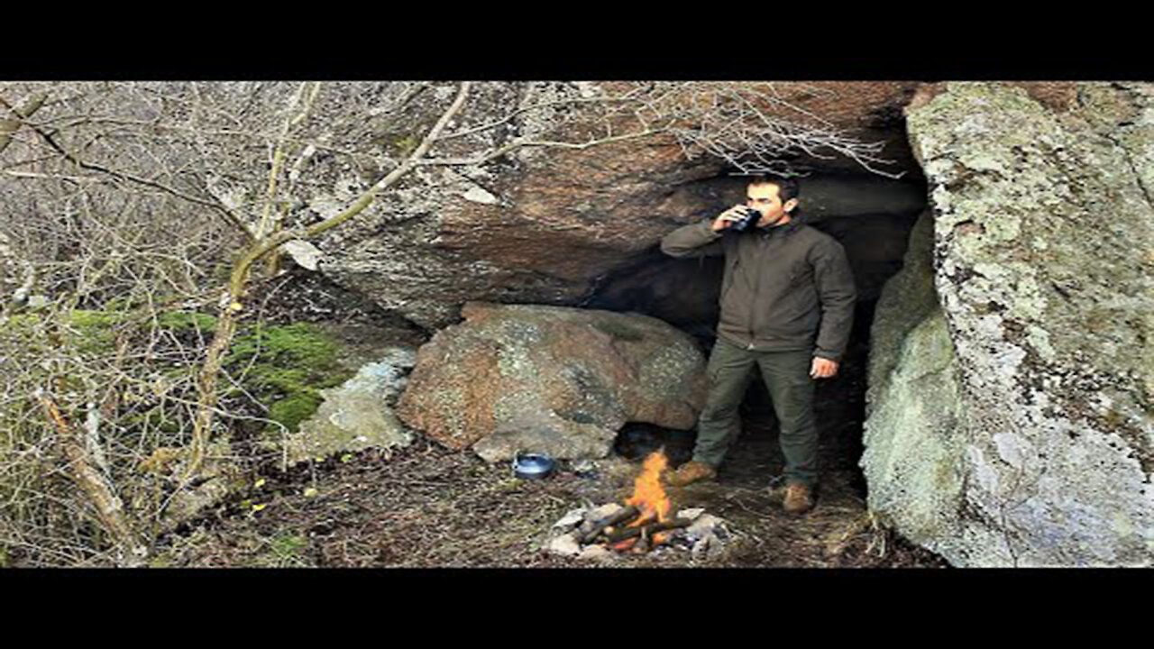 Bushcraft Survival in the Canyon, Water Filter, Stone Underfloor Heating, Baking Bread, Thorn Jam