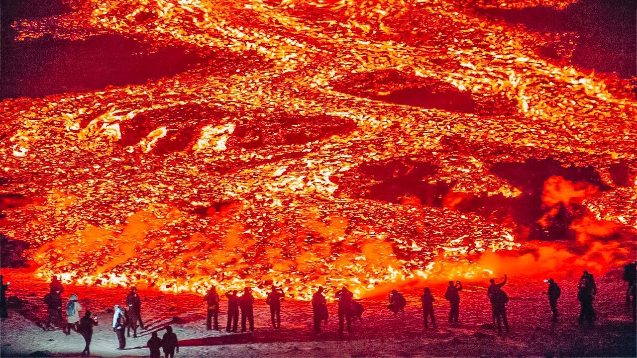 Fagradalsfjall volcano: stunning video of lava fountains