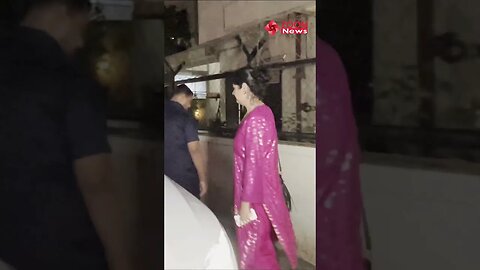 Anshula Kapoor gets AWKWARD while posing for paps & walks away 😍 #shorts