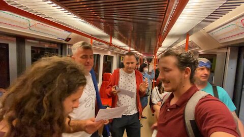 Píseň mužů v metru za svobodu dýchání