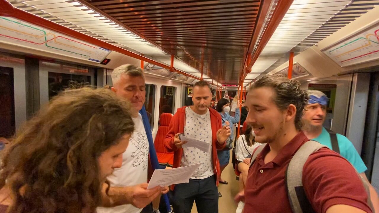 Píseň mužů v metru za svobodu dýchání