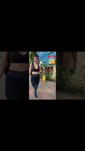 "Meri photo se kya karoge" says Saba Azad as she gets IRRITATED with paps