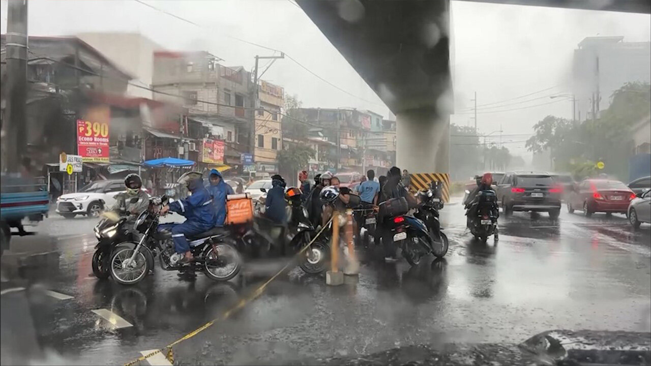 MMDA reminds motorcycle riders to avoid stopping under footbridges when raining