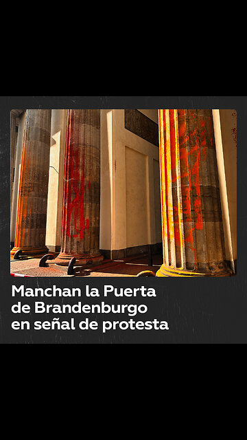 Activistas rocían con pintura naranja la Puerta de Brandenburgo de Berlín