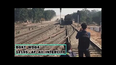 धुल उड़ाती तेज़ सुपरफास्ट ट्रेनें । Heavy Dust Storm Created By Superfast Trains | Indian Railways