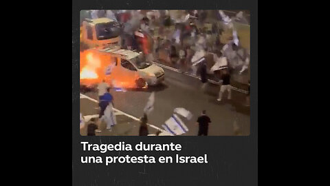 Un automóvil arrolla a una multitud de manifestantes en el centro de Israel