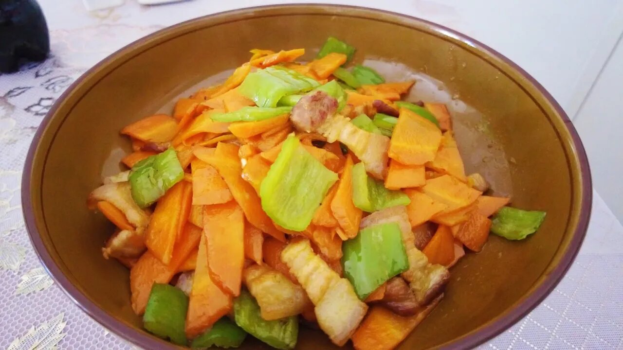 红萝卜炒肉的家常做法,家常美食烹饪教程|Stir-fried meat with carrots, learn to cook Chinese food