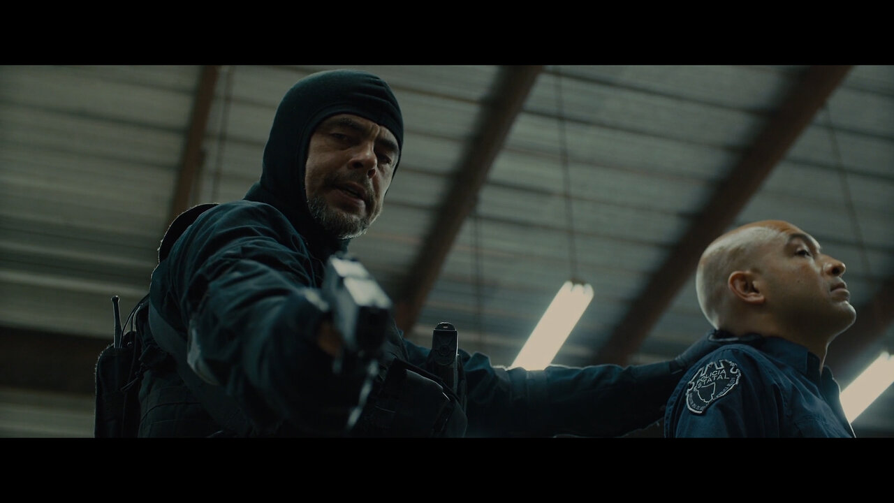 Benicio del Toro shoots Emily Blunt in Sicario 2015