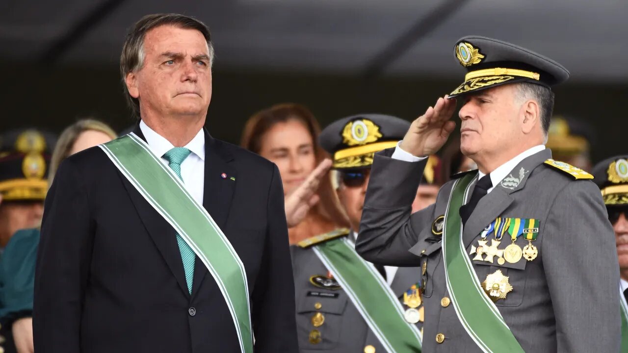 EX-COMANDANTE DO EXÉRCITO AMEAÇOU BOLSONARO DE PRISÃO