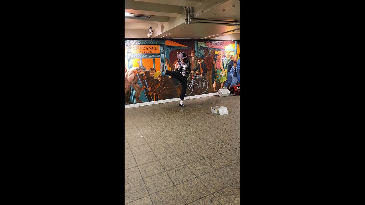 Subway Maestro channeling his inner Michael Jackson! 🕺🎤🚇