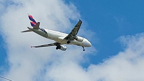Airbus A321-211 PT-XPB und Airbus A320-214 PR-MHF im Endanflug kommend von Recife und Teresina