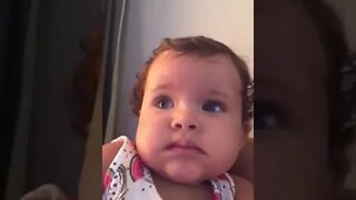 BEBE ASSUSTADA ASSISTINDO TV PELA PRIMEIRA VEZ #bebe #viral #meme #viralizou #comedia #shorts