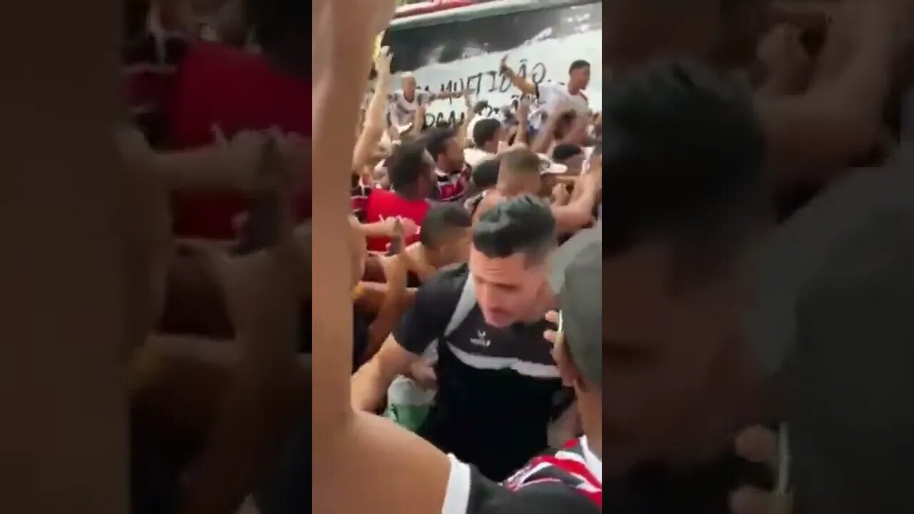 ELENCO DO SANTA CRUZ É RECEBIDO COM CORREDOR POLONÊS PELA TORCIDA...