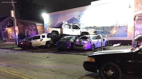 🚨Warning: HOUSTON -Two injured after pickup truck launches onto four parked cars