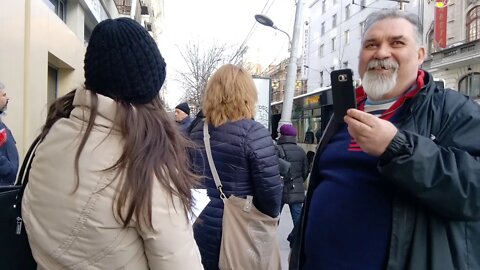 Gabriela Firea a trimis protestatarii în stația de autobuz.