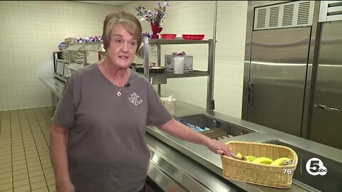 Avon Lake lunch lady finds an 'a-peeling' way to spread kindness