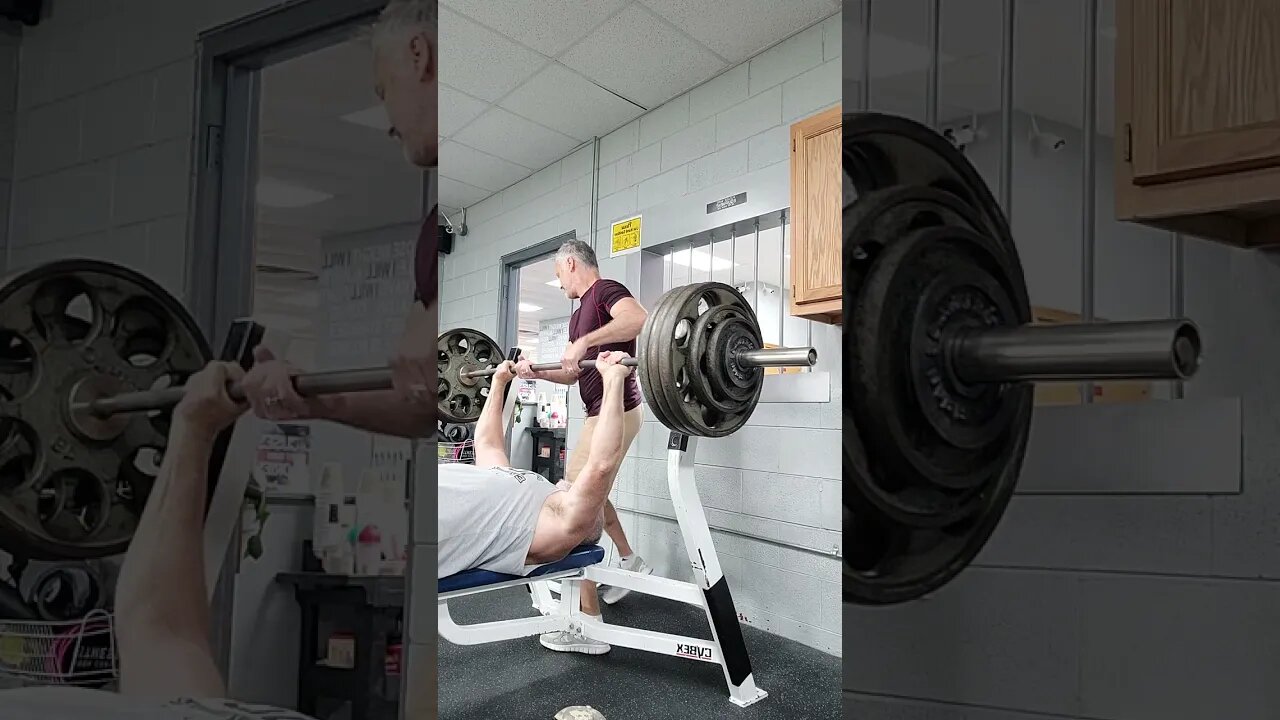 390lbs Raw Bench, Crazy 🤪 old man