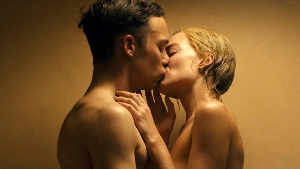 Margot Robbie and Travis Fimmel kiss scene / Dreamand
