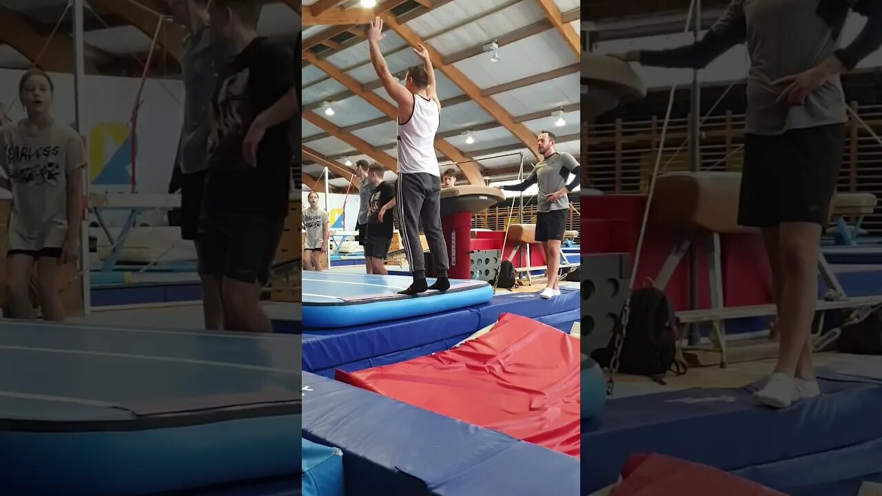 Trener męczy mnie z backflipem 🤔 #workout #skills #akrobatyka #trening #youtubeshorts #videoshort