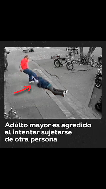 Agreden a adulto mayor que intentó sujetarse de otro tras tropezar