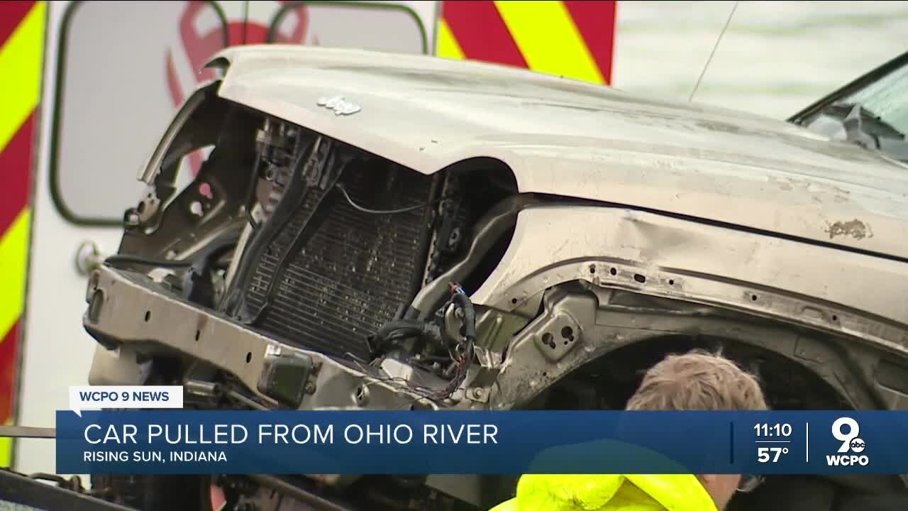 1 dead after driving vehicle into Ohio River during police chase