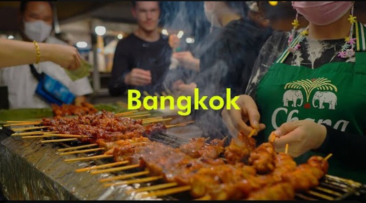 First Thai street food adventure in Jodd Fairs night market. 🇹🇭⛺🍢 Back in Bangkok alone!