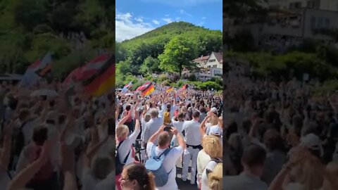 Beim Hambacherfest 2022 wird geklatscht