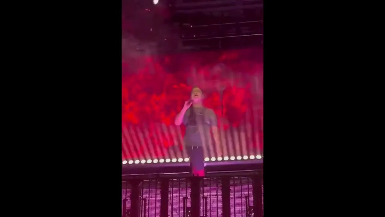 Joji performing Glimpse of Us LIVE