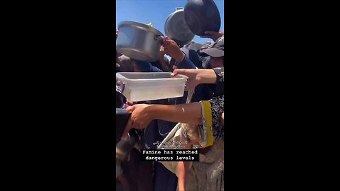 معاناة أهالي قطاع غزة، من أجل الحصول على الطعام