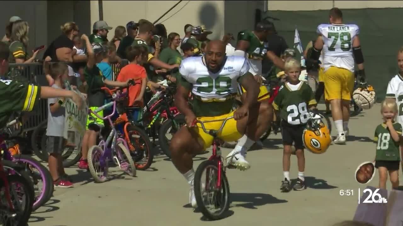 Family loans bikes for kids during Packers training camp bike ride