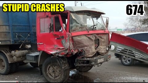 Stupid driving mistakes 674 (January 2022 English subtitles)