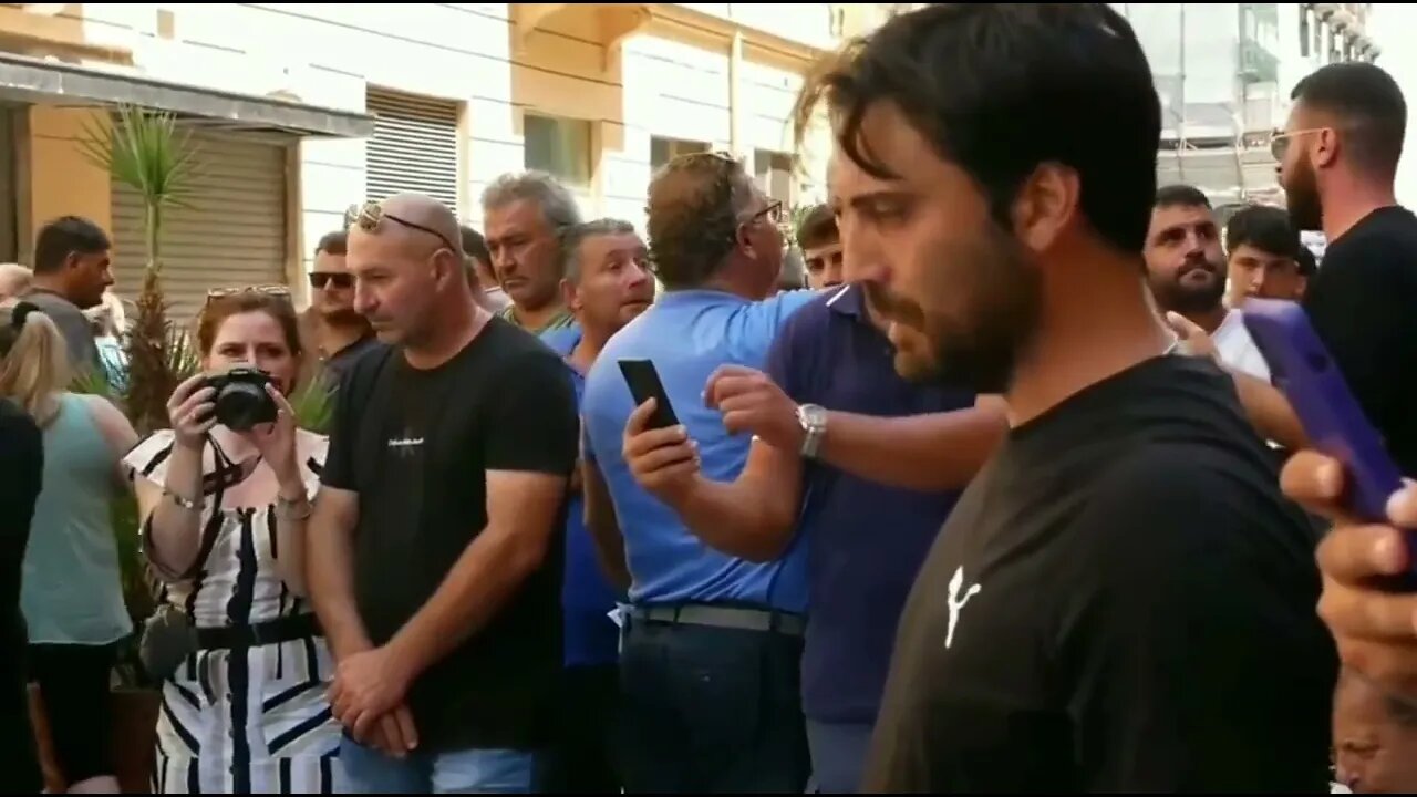 Frustrated Italian Farmers Send a Powerful Message to the Corrupt Political ClassIn front