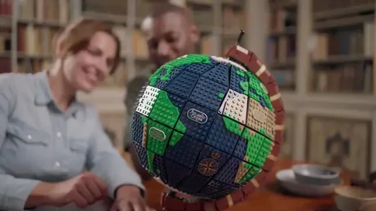 LEGO Globe - Mapa mundi em formato de globo que gira em seu eixo e se parece o planeta real.