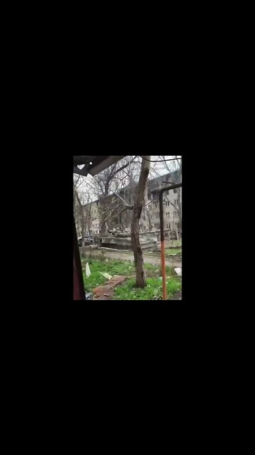 Кадировські тикток 🐏 війська заради відео стріляють у житлові будинки з танка і чавлять машини.