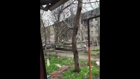 Кадировські тикток 🐏 війська заради відео стріляють у житлові будинки з танка і чавлять машини.