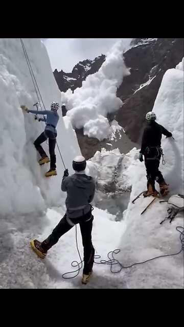 MOUNTAIN CLIMBERS ENCOUNTER🧗‍♀️🌫️🏔️🧗‍♂️MASSIVE AVALANCHE🧗🌫️🧗‍♀️💫