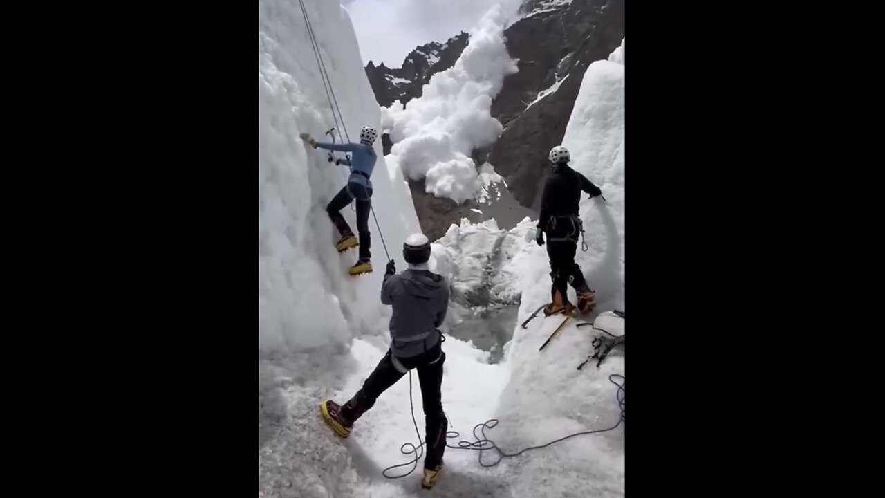 MOUNTAIN CLIMBERS ENCOUNTER🧗‍♀️🌫️🏔️🧗‍♂️MASSIVE AVALANCHE🧗🌫️🧗‍♀️💫